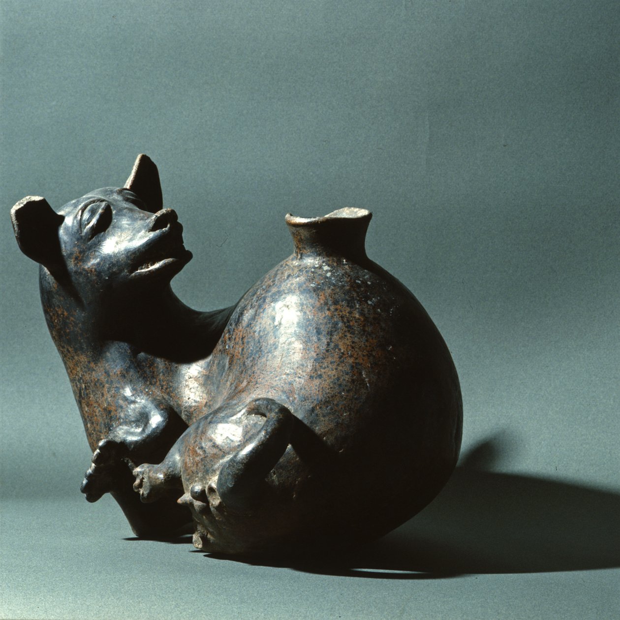 Colima oturan Köpek, MÖ 300 - MÖ 500 (seramik) by Colima Culture