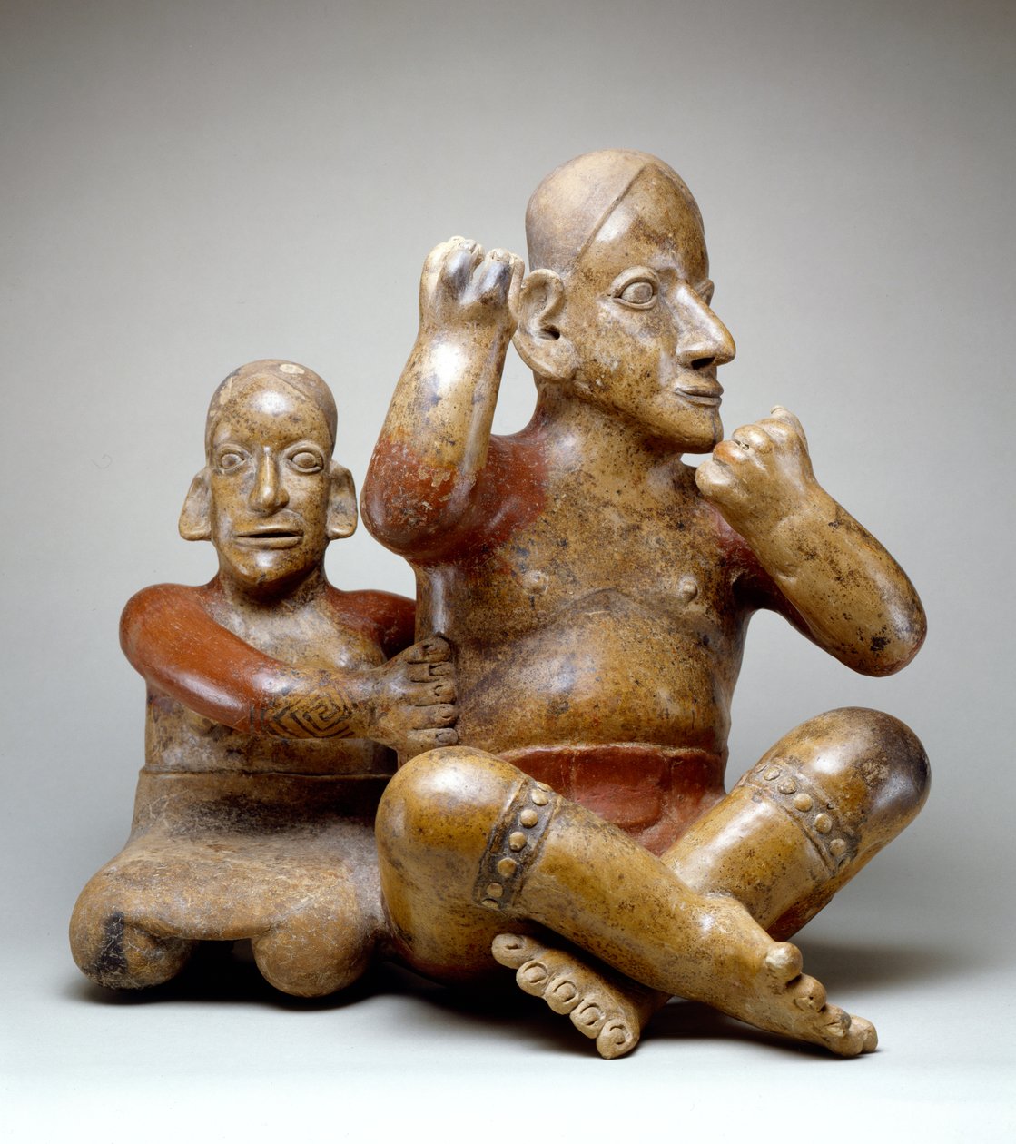 Oturan erkek ve dişi (toprak çanak çömlek) by Colima Culture
