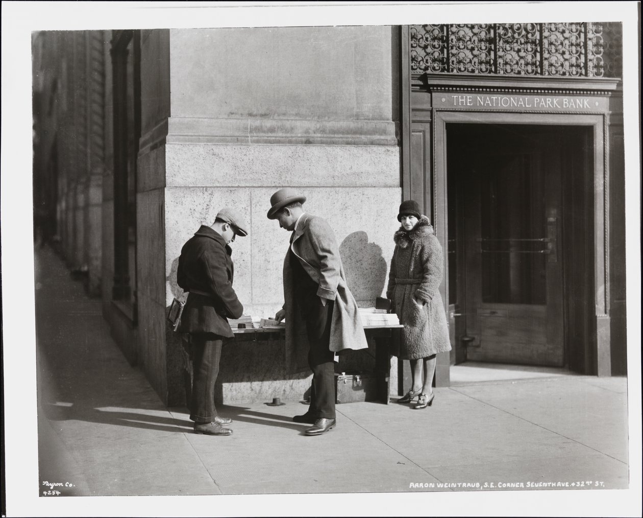 Kör haber satıcısı Aaron Weintraub, 7th Avenue ve 32nd Street