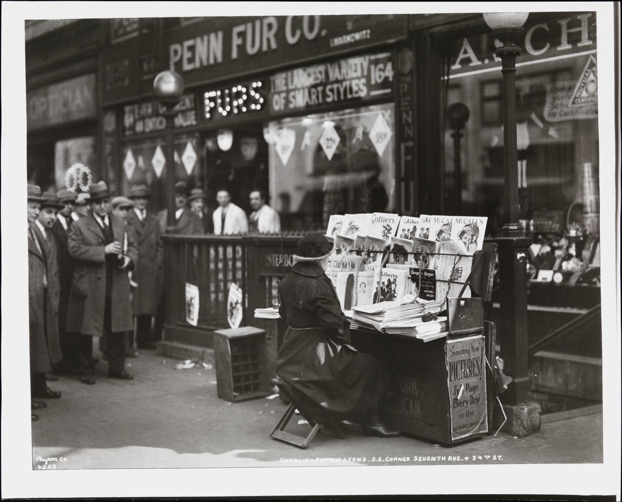 Kör haber satıcısı Fannie Lyons, 7th Avenue ve 34th Street'in güney doğu köşesindeki standında by Company Byron