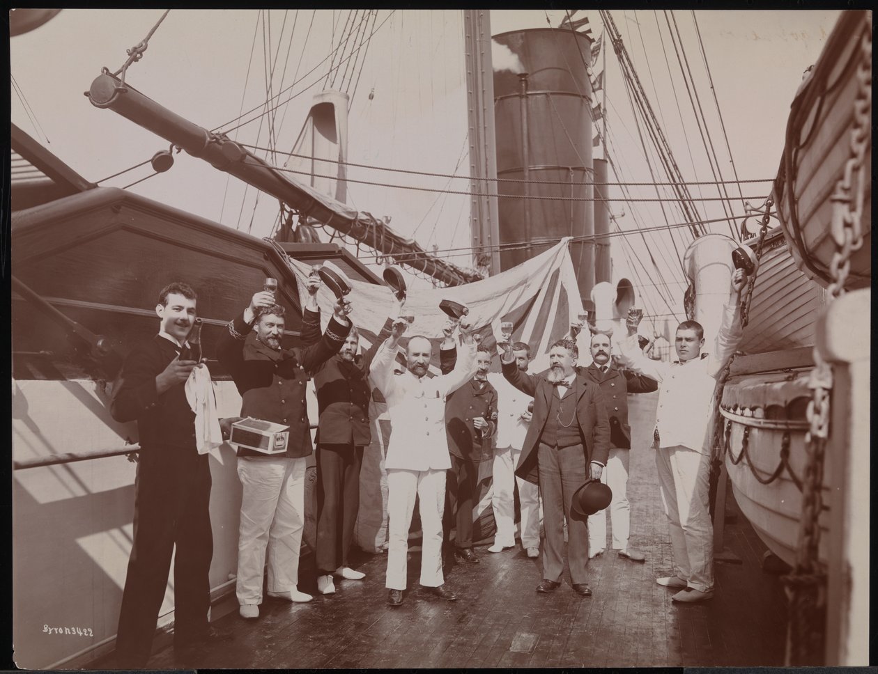 Subaylar ve mürettebat, S.S. "Umbria" güvertesinde şampanya ve purolarla kadeh kaldırırken, c.1897 (s/b fotoğraf) by Company Byron