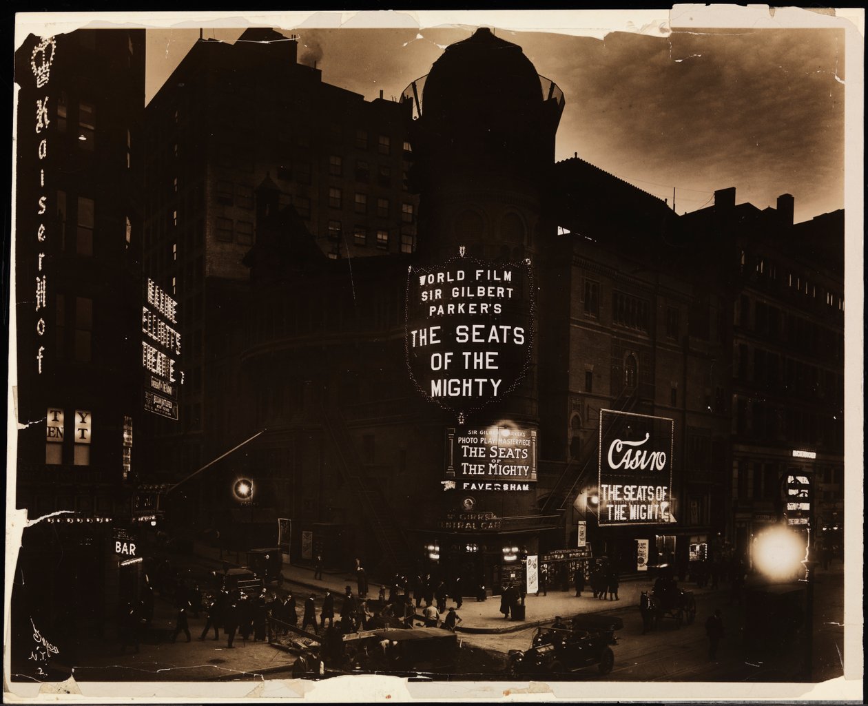 Geceleri Casino Tiyatrosu, kalabalıklar ve arabalar ve sokakta kazı yapan inşaat işçileri, Broadway ve 39th St., New York, c.1915 (s/b fotoğraf) by Company Byron