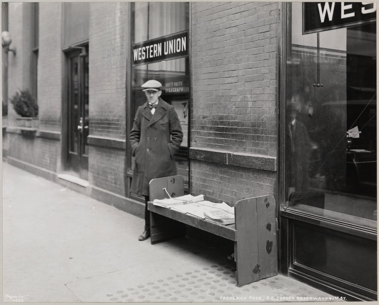 Kör haber satıcısı Frederick Rode ve Broadway