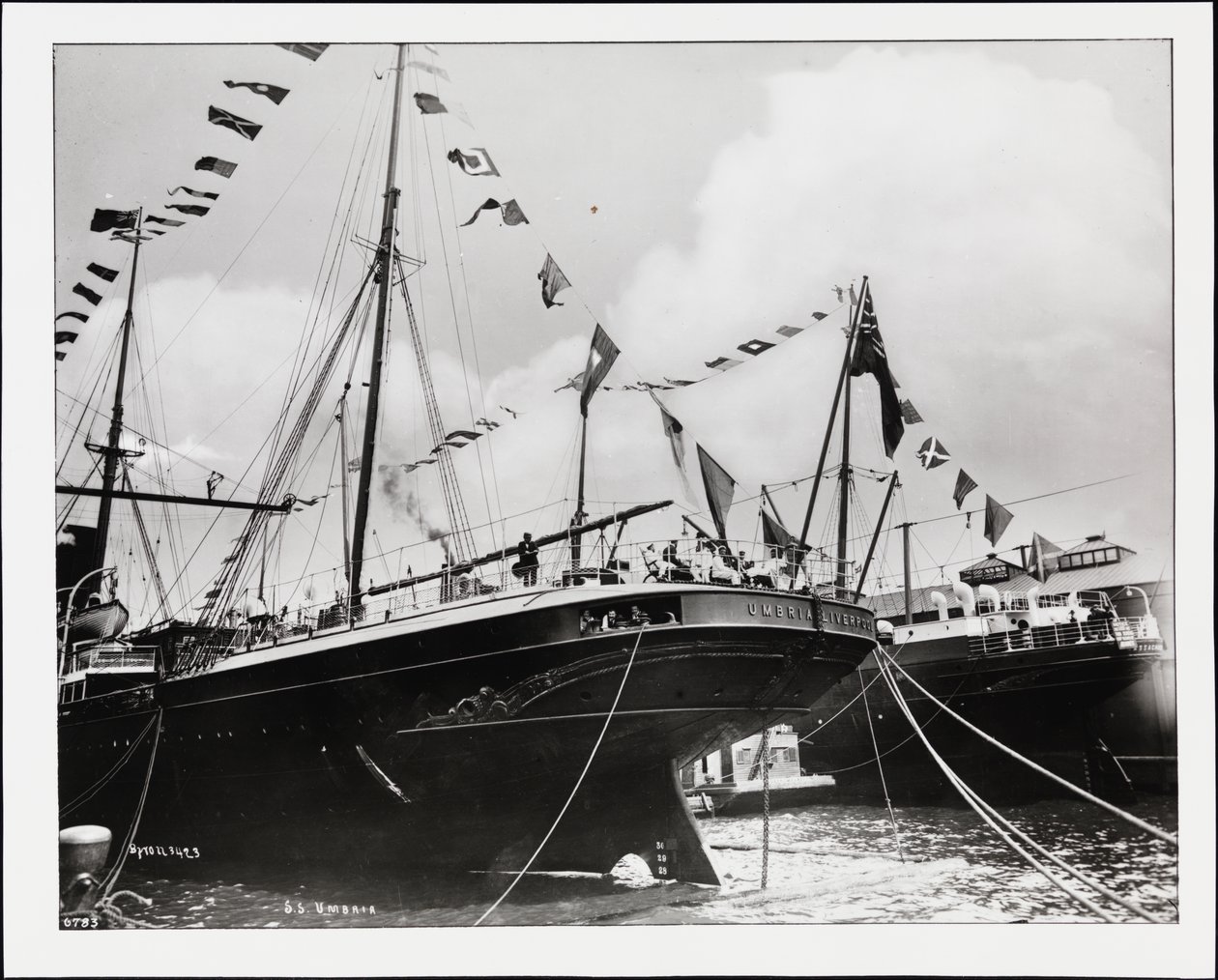 Rıhtımdaki S.S. "Umbria" nın kıç tarafı, c.1900 (s/b fotoğraf) by Company Byron