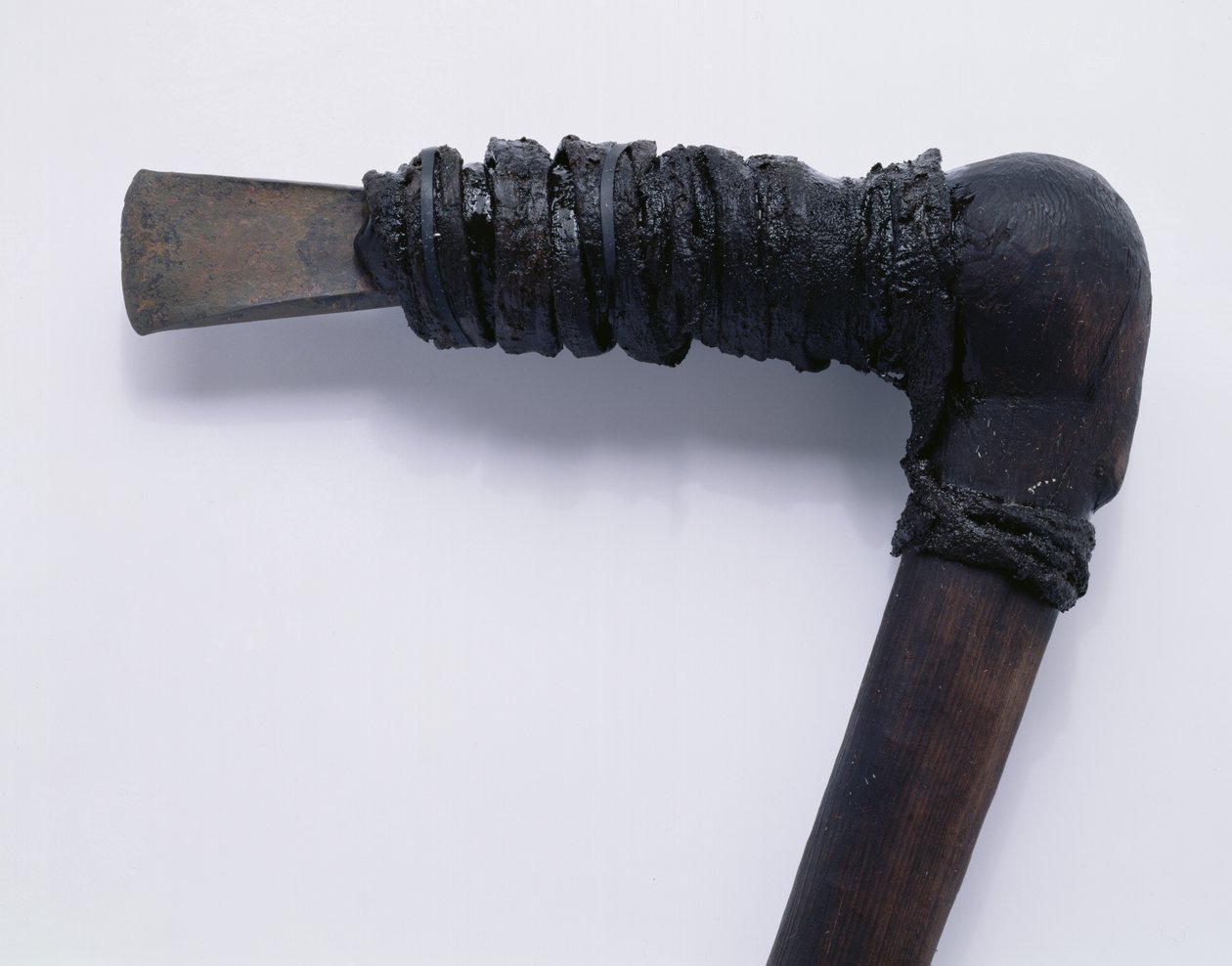 222116 deri bağlama detaylı Oetzi Iceman porsuk ağacıyla birlikte bulunan balta by Copper Age