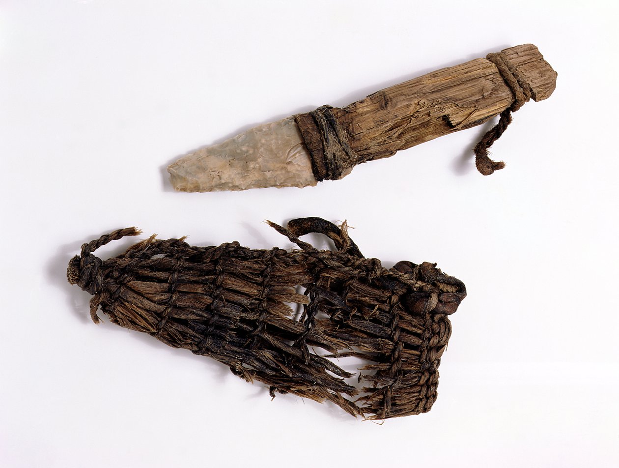 Oetzi Iceman ile birlikte bulunan hançer ve kın (bast, deri, dişbudak ve çakmaktaşı) by Copper Age