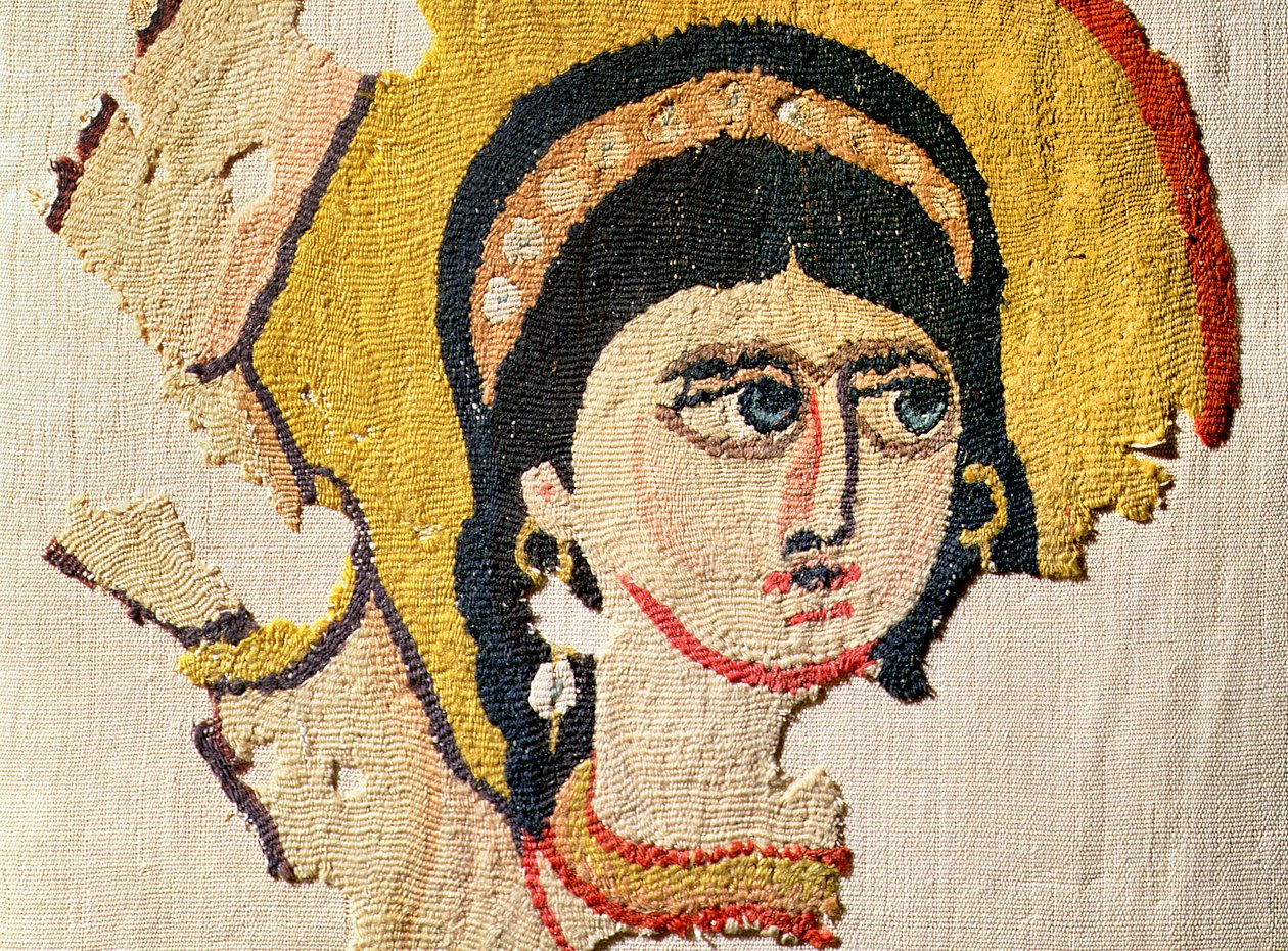 107971 tarihli yün ve keten bir dansçının başını gösteren bir goblen parçası by Coptic