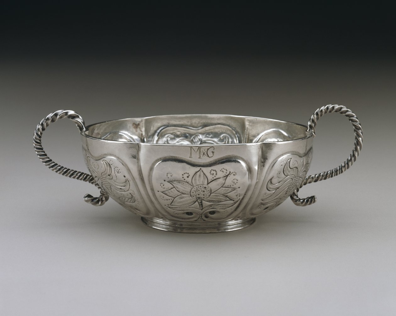 Brendi şarabı kasesi, 1696-1731 (gümüş) by Cornelius Kierstede