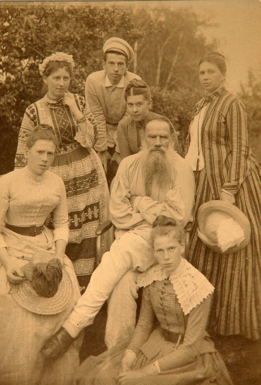 Yazar Leo Tolstoy ailesiyle birlikte Yasnaya Polyana