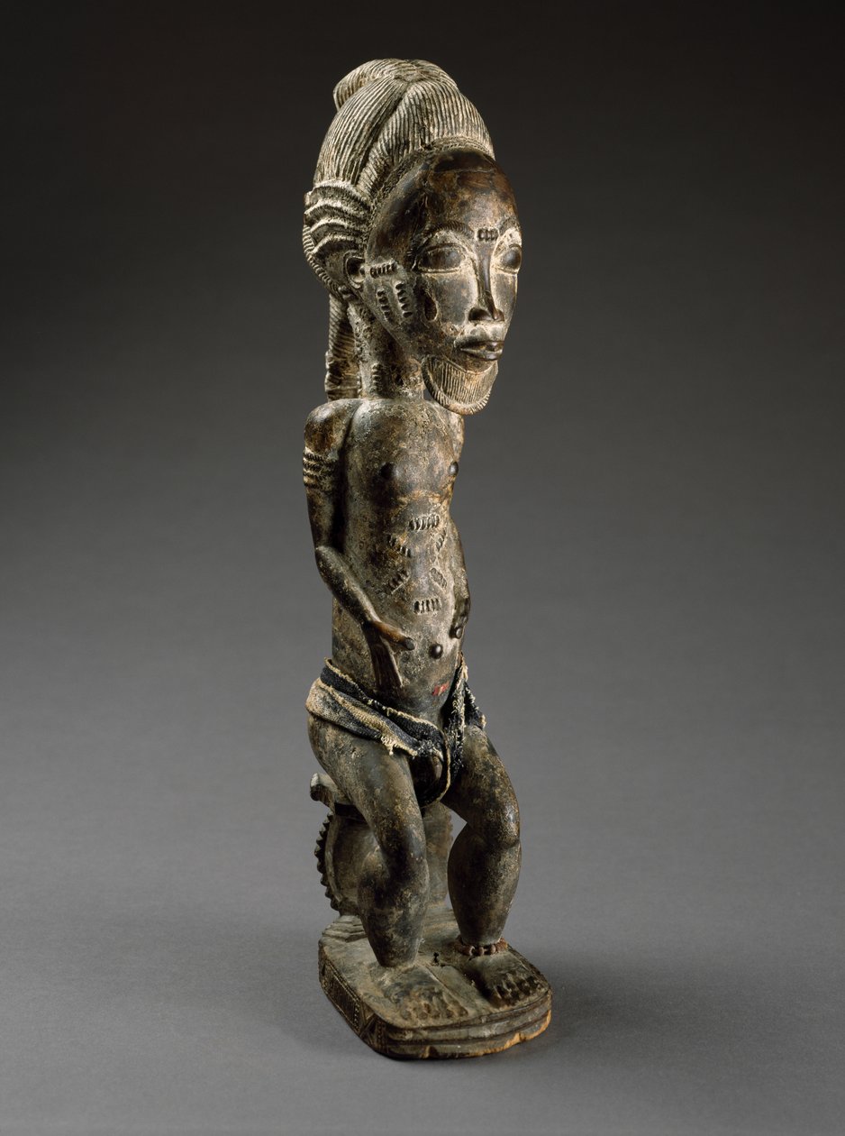 Nature Spirit (asie usu), Fildişi Sahili, 19. yüzyıl sonu (ahşap, kurbanlık malzeme, pamuklu bezler ve boncuklar) by Culture Baule