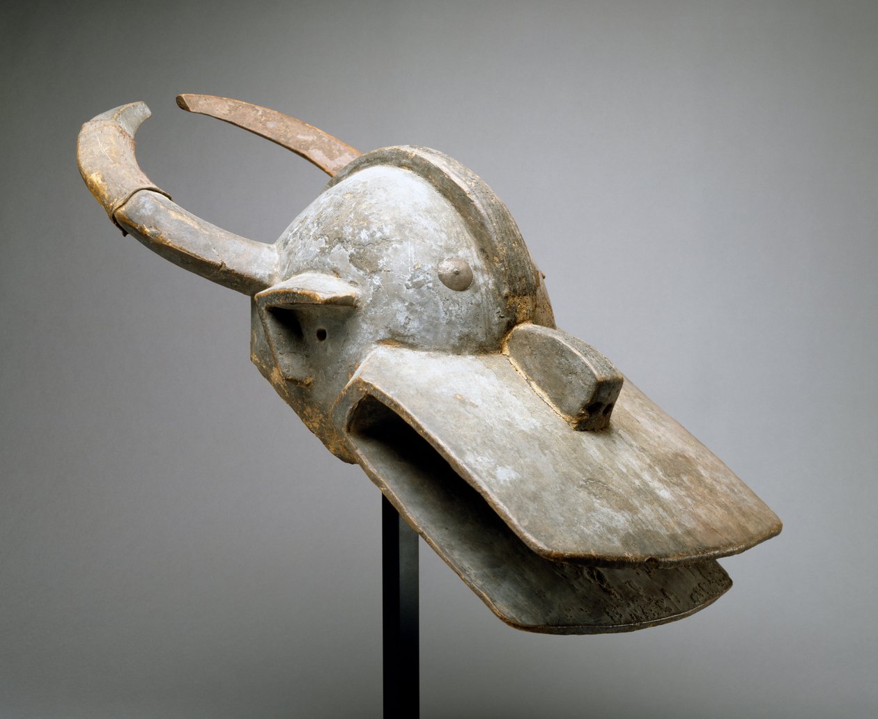 Bir çalı ineğinin kask maskesi (Vara Society), Batı Sudan, Sahra Altı Afrika, 19. yüzyılın sonları (ahşap, kurbanlık malzeme, metal, çivi ve hayvan derisi) by Culture Chamba