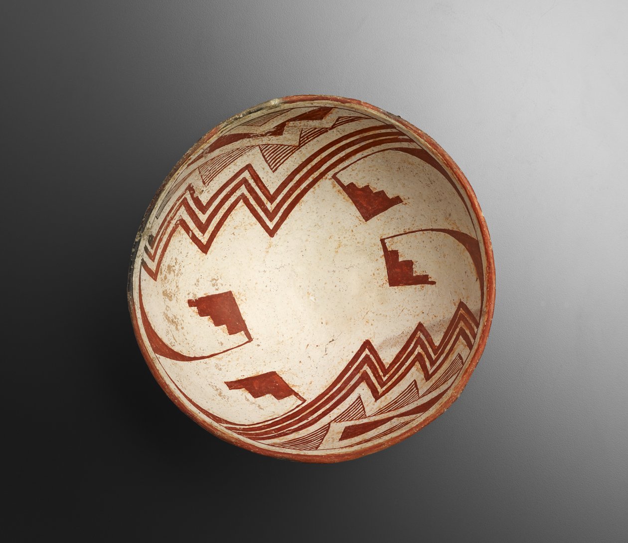 Geometrik Tasarımlı Kase, 900-1100 (astar boyalı toprak kap) by Culture Mimbres