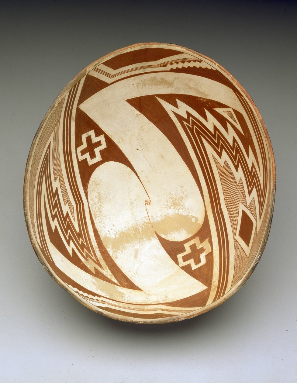 Geometrik tasarımlı kase, c.1000-1150 (seramik) by Culture Mimbres