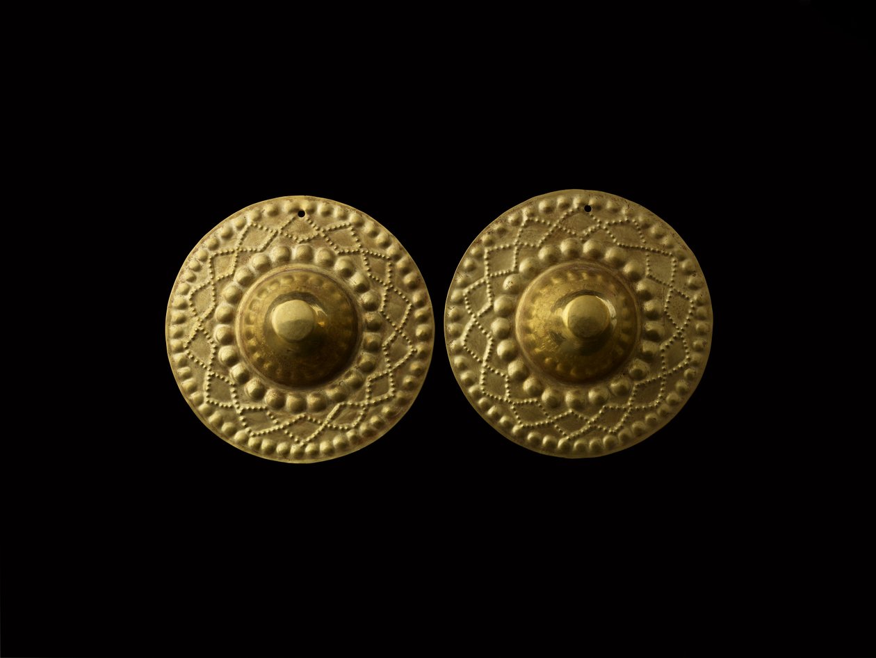 Bir Çift Konik Kulak Süsü, MS 800-1500 (altın) by Culture Nariño