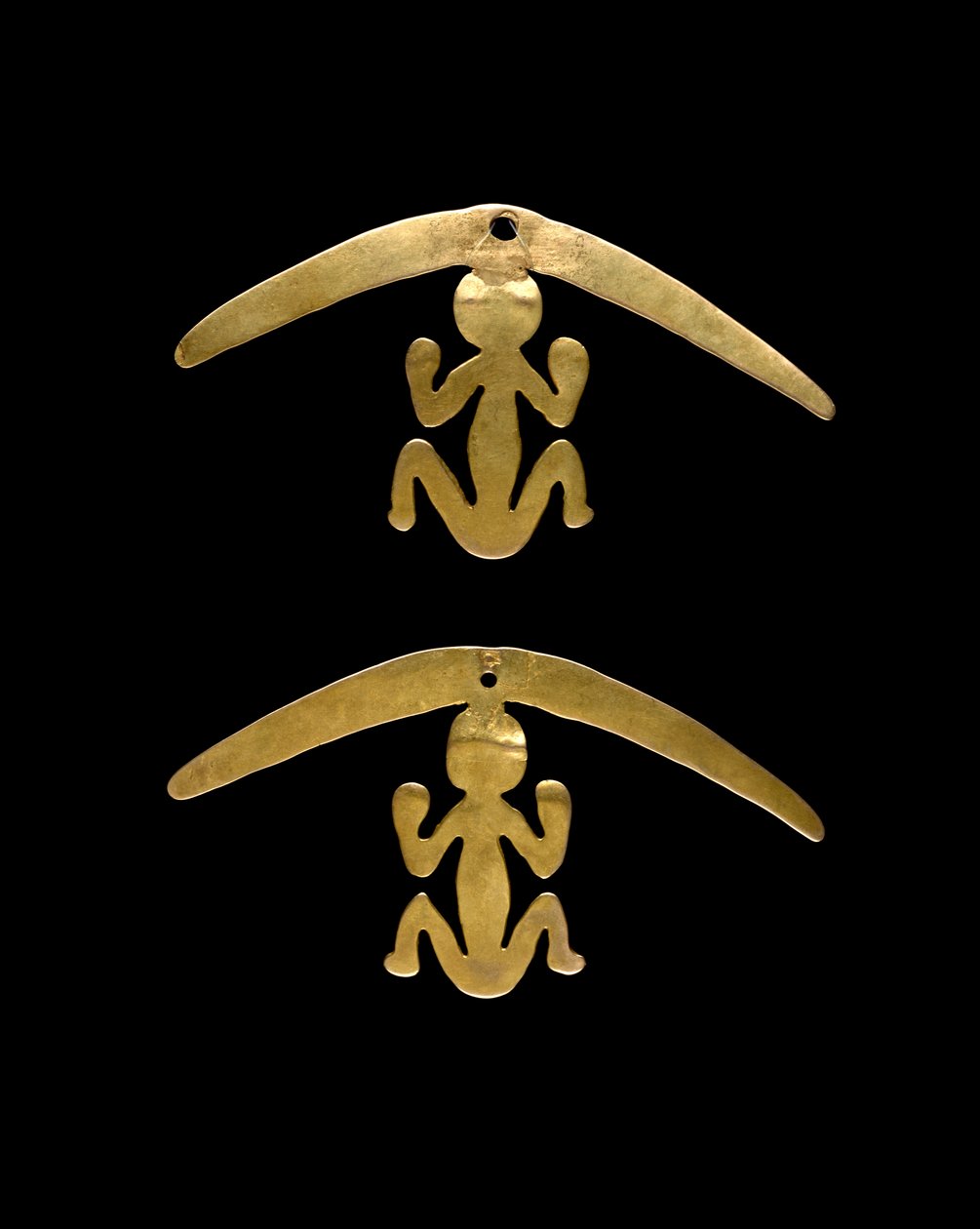 Bir Çift Kulak Dangle, MS 600-1600 (dövülmüş ve kesilmiş altın) by Culture Nariño