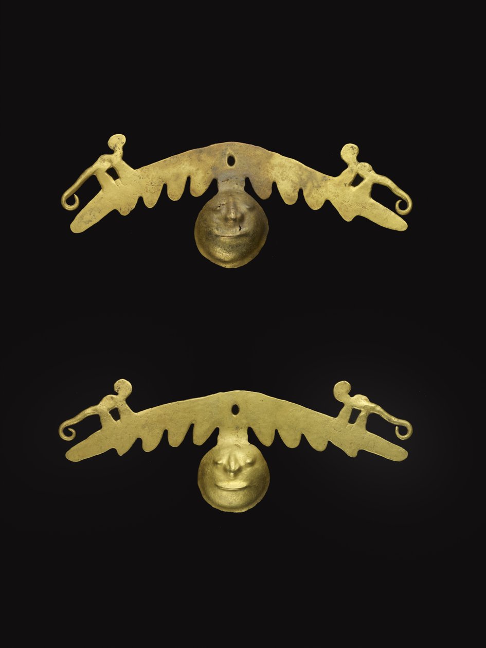 Bir Çift Kulak Süsleri, MS 600-1600 (altın) by Culture Nariño