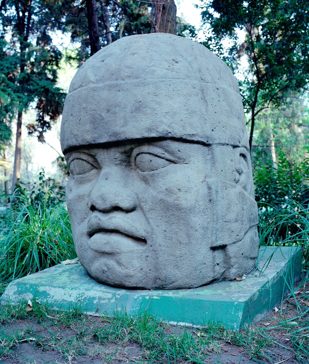 Kolomb öncesi medeniyet: devasa Olmec kafası. 10-7 yüzyıl M.Ö. Meksika. Park Musée de La Vente by Culture Olmec