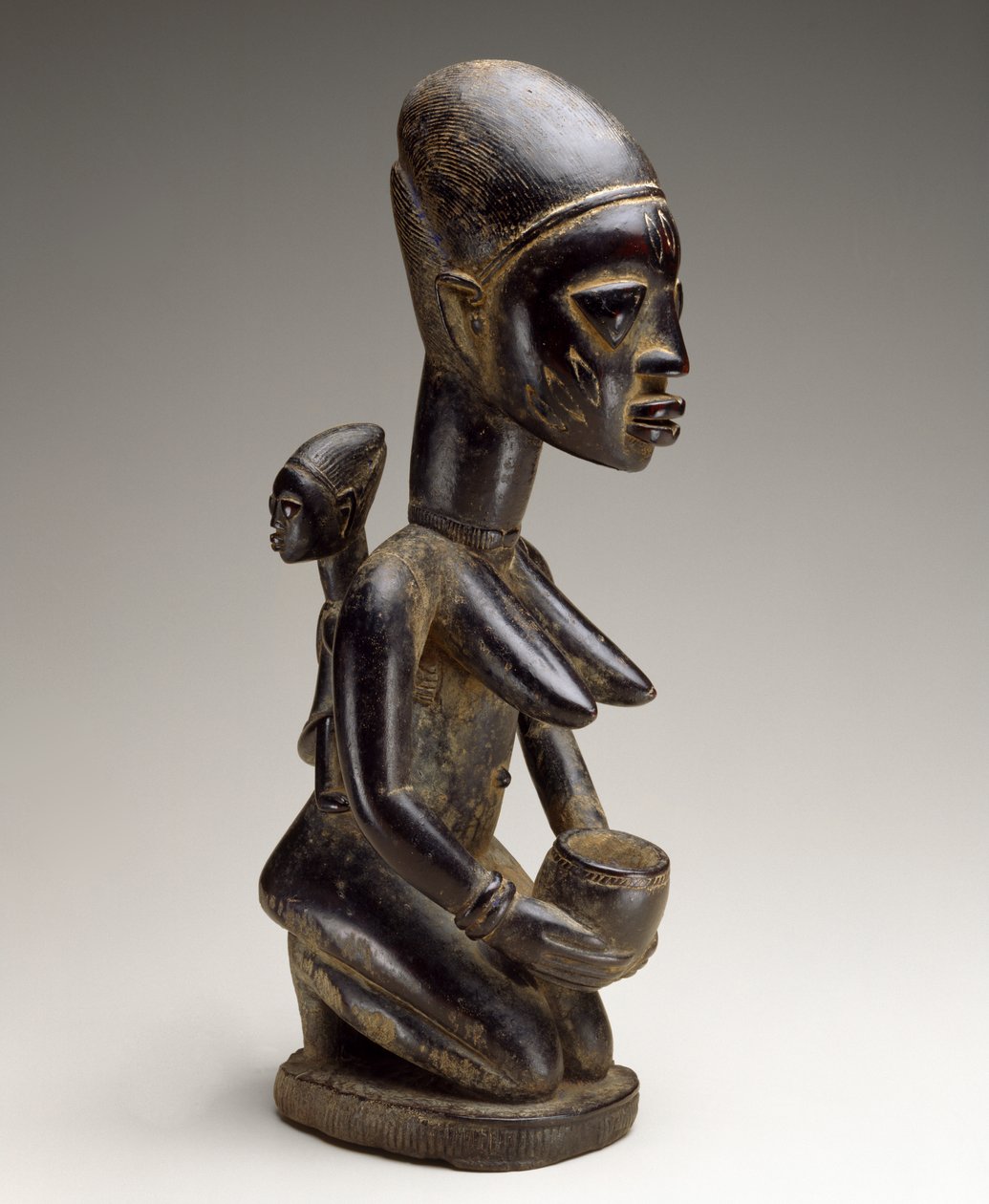 Anne ve çocuk figürü, Nijerya, 19. yüzyıl sonu (ahşap ve çivit izleri) by Yoruba Culture