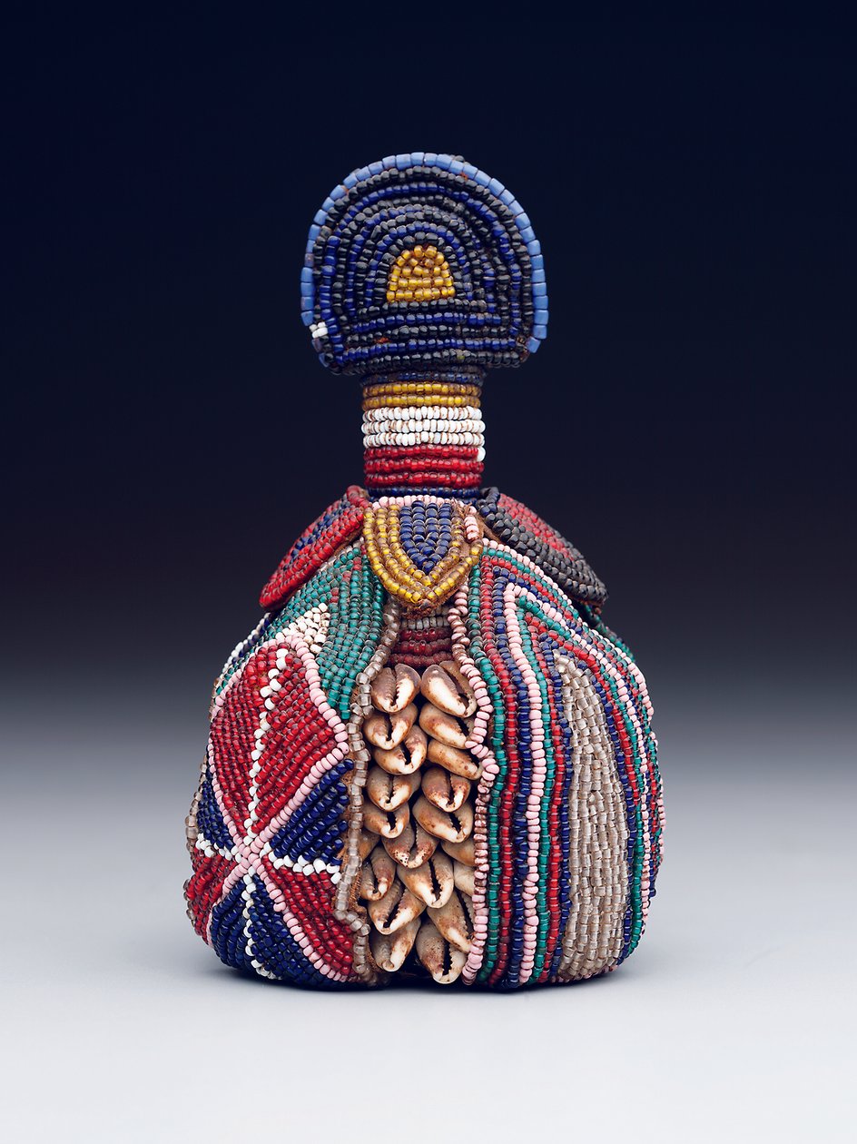 19. yüzyılın sonlarından 20. yüzyılın başlarına kadar iç başın (ibori) sembolü (cam boncuklar, deniz kabukları ve deri) by Yoruba Culture