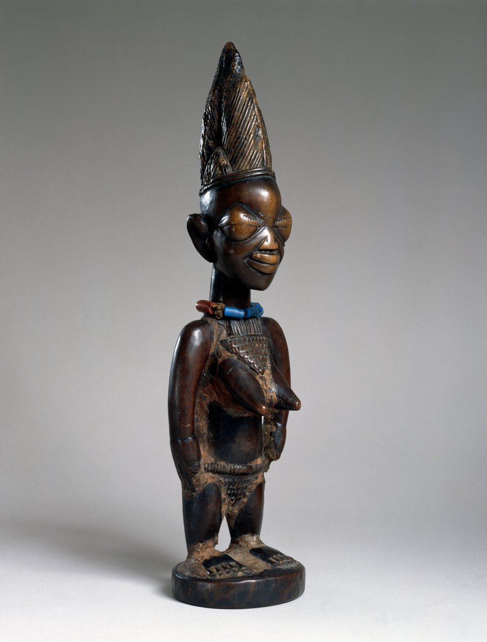 İkiz figür (ere ibeji), Ila-Orangun bölgesi, Nijerya, 19. yüzyılın sonu veya 20. yüzyılın başı (tahta, cam boncuklar ve tukula izleri) by Yoruba Culture