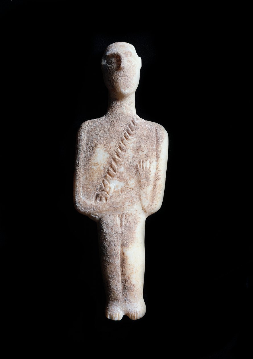 Erkek idol, şematik heykelcik. Okra kabuklu beyaz mermer heykel, MÖ 3200-2000 by Cycladic Cycladic