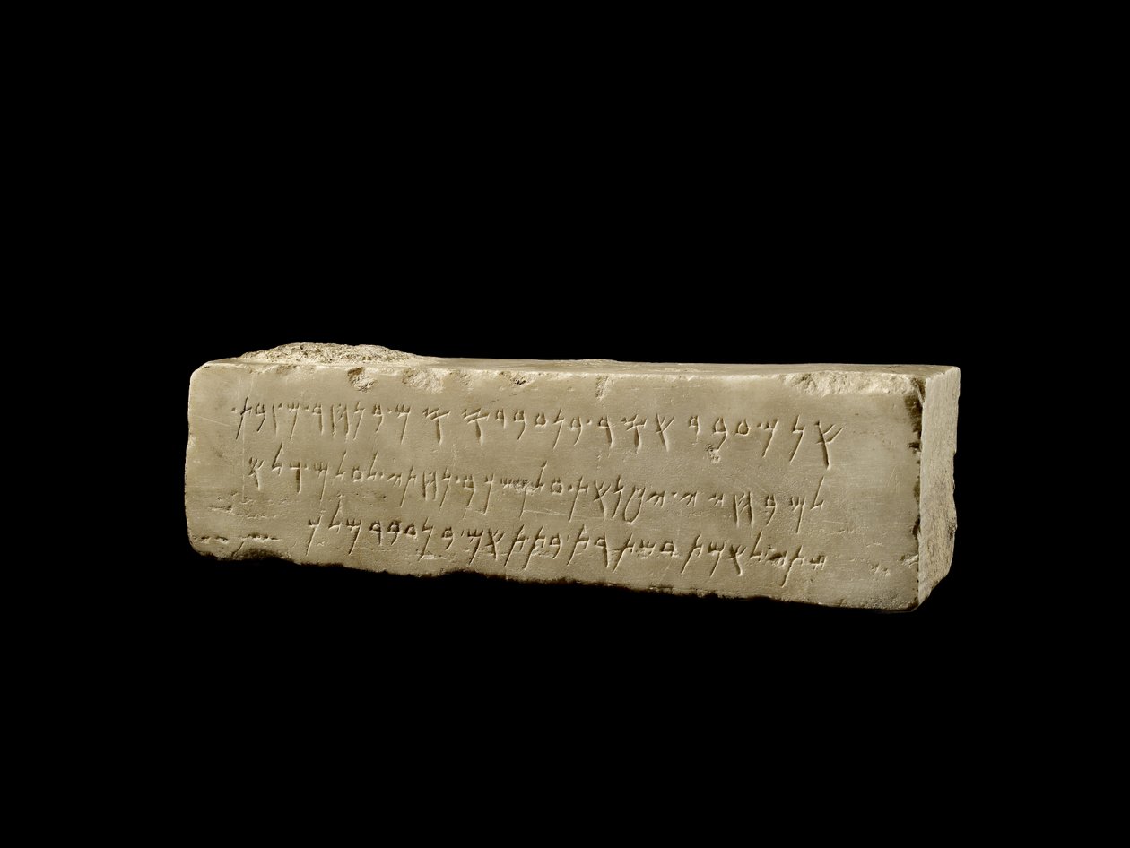 Fenike mezar yazıtlı mermer blok, Cypro-Klasik II Dönemi, yaklaşık MÖ 400-312 (mermer) by Cypriot