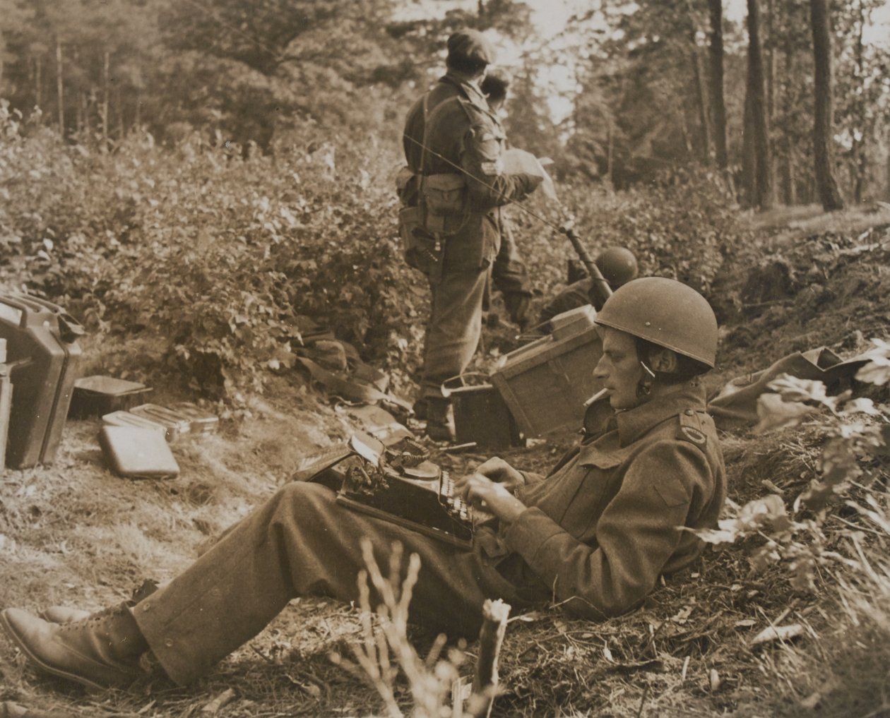 Savaş muhabiri Alan Wood bir gönderiyi yazıyor by D.M. Sgt. Smith
