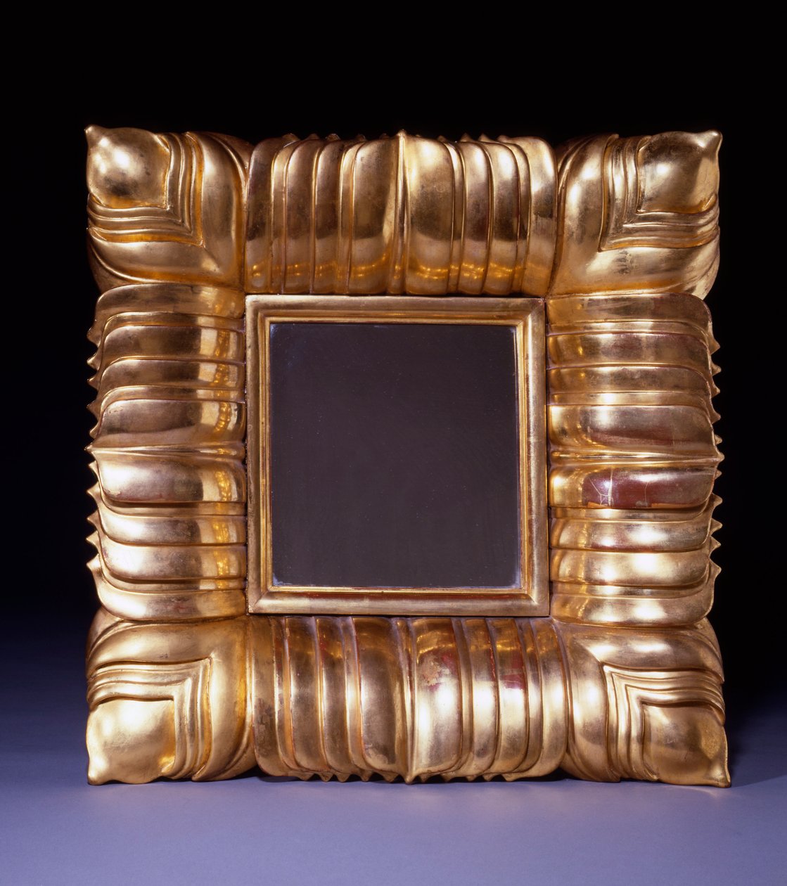 Dagobert Peche (1887-1923) tarafından tasarlanan, üst üste binen stilize yaprak yapraklarıyla oyulmuş bir Giltwood Ayna, 1925 dolayları (yaldız ağacı) by Dagobert Peche