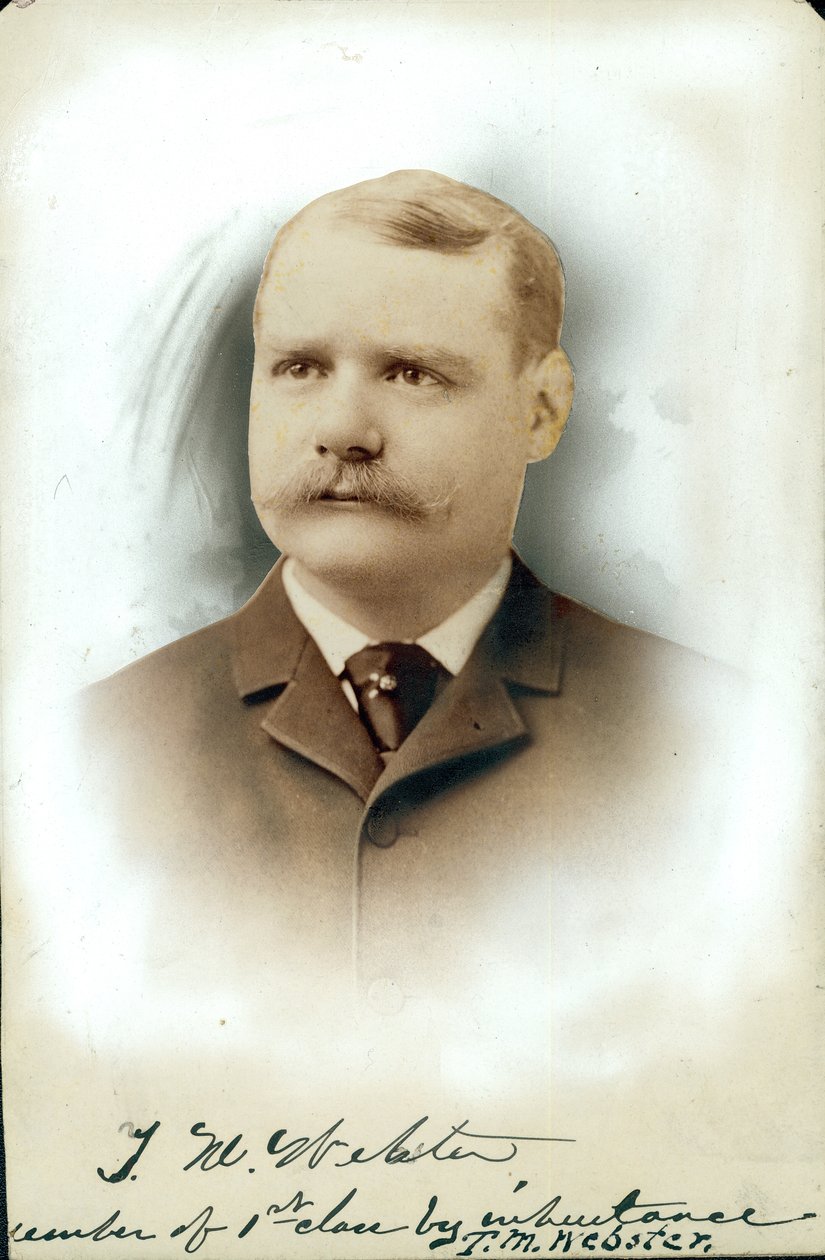 Takım elbise ve kravat takan Thomas W. Webster