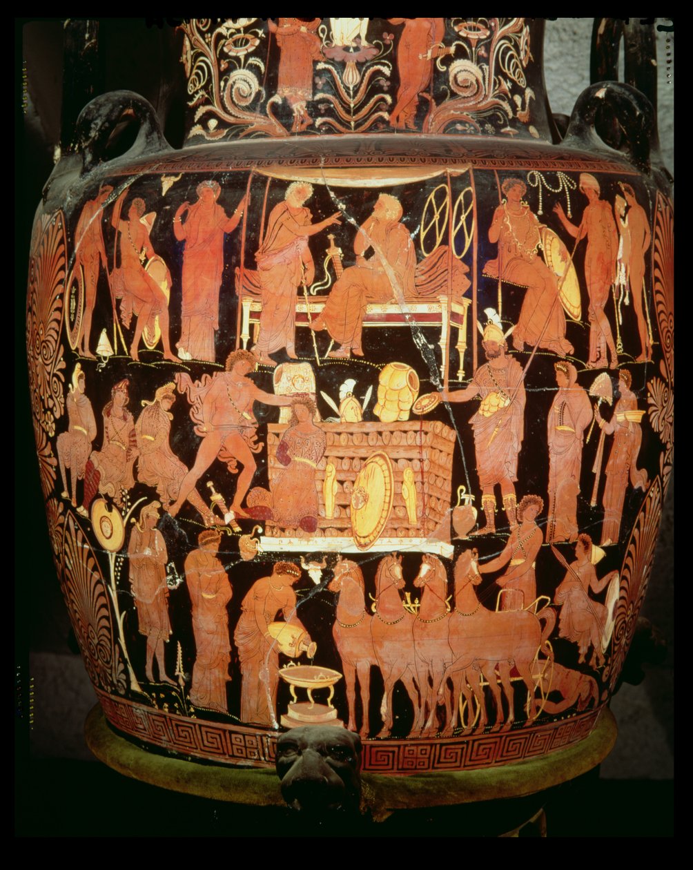 Apulian kırmızı figürlü volüt krateri, Patroclus çanak çömlek cenazesinde Aşil tarafından Truva mahkumlarının kurban edilmesinin ayrıntıları ayrıca bkz. 174669 by Darius Painter