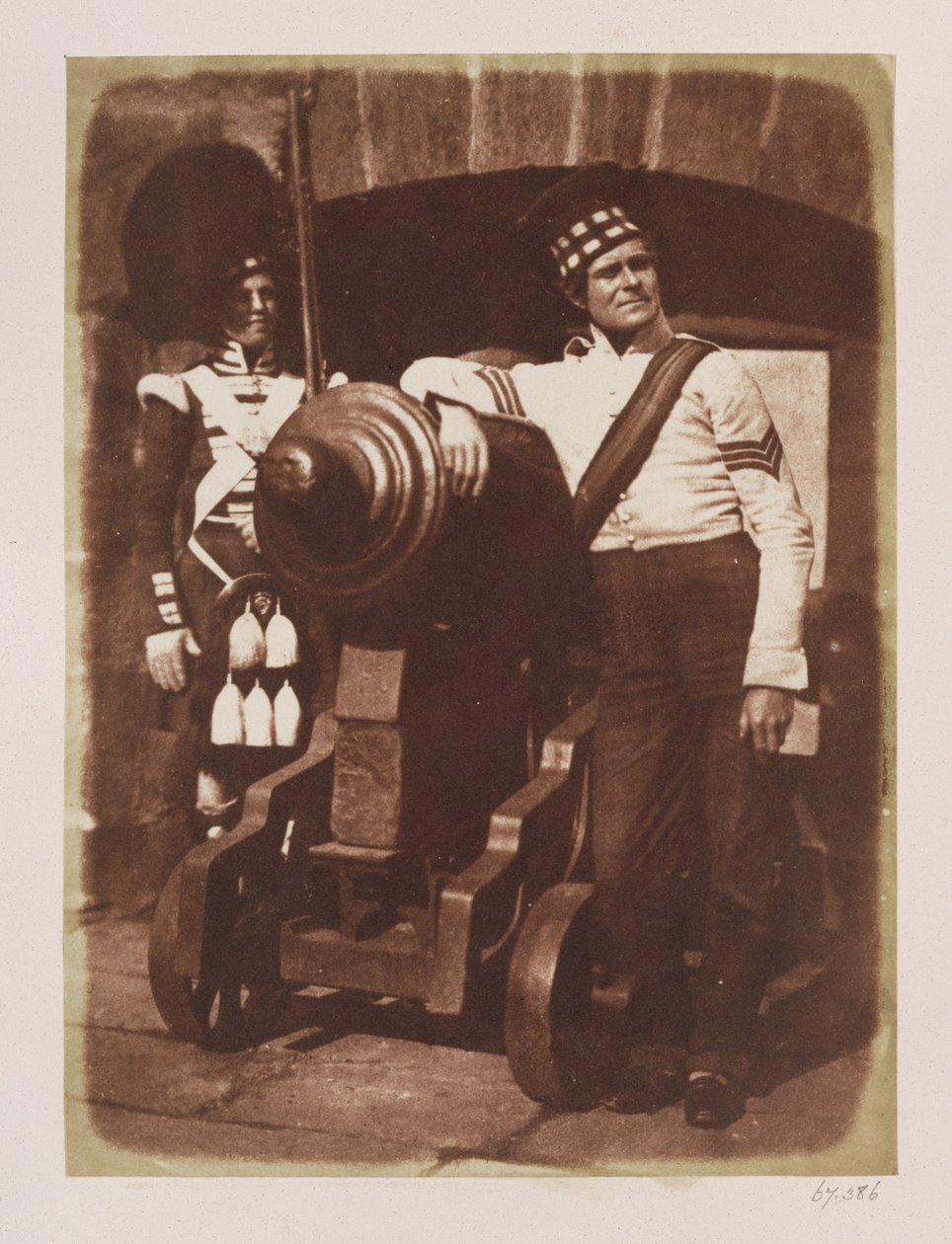 Topçu ve Highlander, Edinburgh Kalesi (calotype negatiften tuzlu kağıt baskısı) by David Octavius Hill