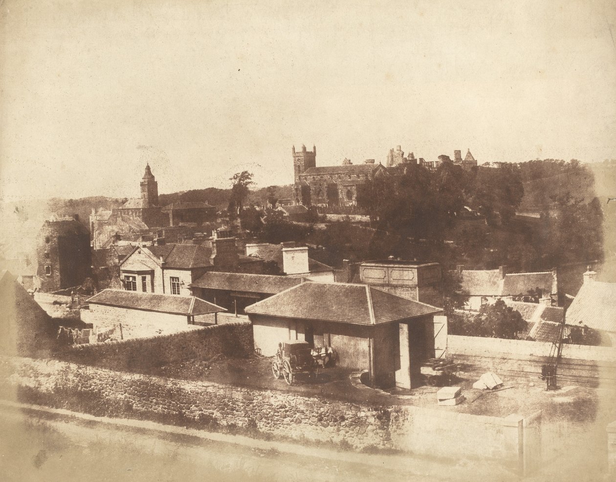 Linlithgow, tren istasyonundan, Belediye Binası, St. Michael Kilisesi ve Sarayı ile by David Octavius Hill and Robert Adamson