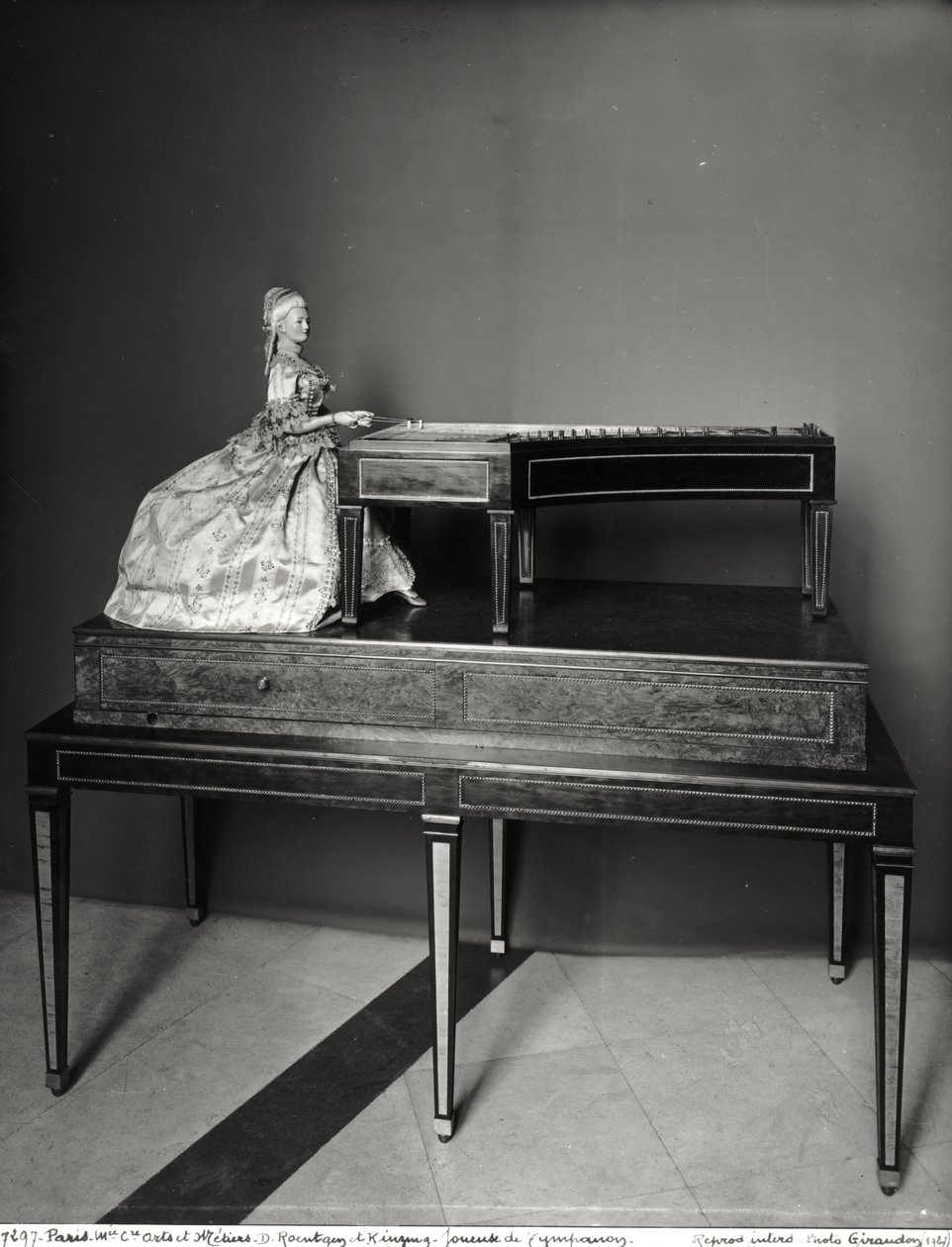Dulcimer Player (ahşap ve metal) (ayrıca bkz. 157814) by David Roentgen