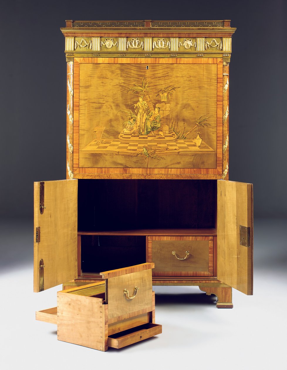 Neoklasik sekreter abattant, c.1775 (ormolu monte çınar, çapak porsuk, lekeli lale ağacı ve kakmacılık) ayrıca bkz. 491918-19) by David Roentgen