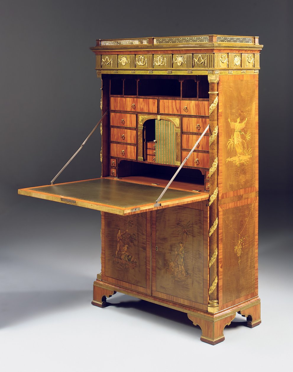 Neoklasik sekreter abattant, c.1775 (ormolu monte çınar, çapak porsuk, lekeli lale ağacı ve kakmacılık) ayrıca bkz. 491918-20) by David Roentgen