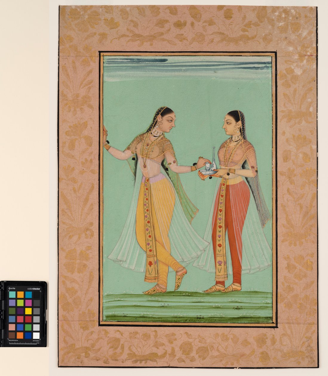 Ayakta duran bir bayan, hizmetçisi tarafından bir tepsi teklif etti, c.1670 (kağıt üzerinde opak suluboya ve altın rengi) by Deccani School