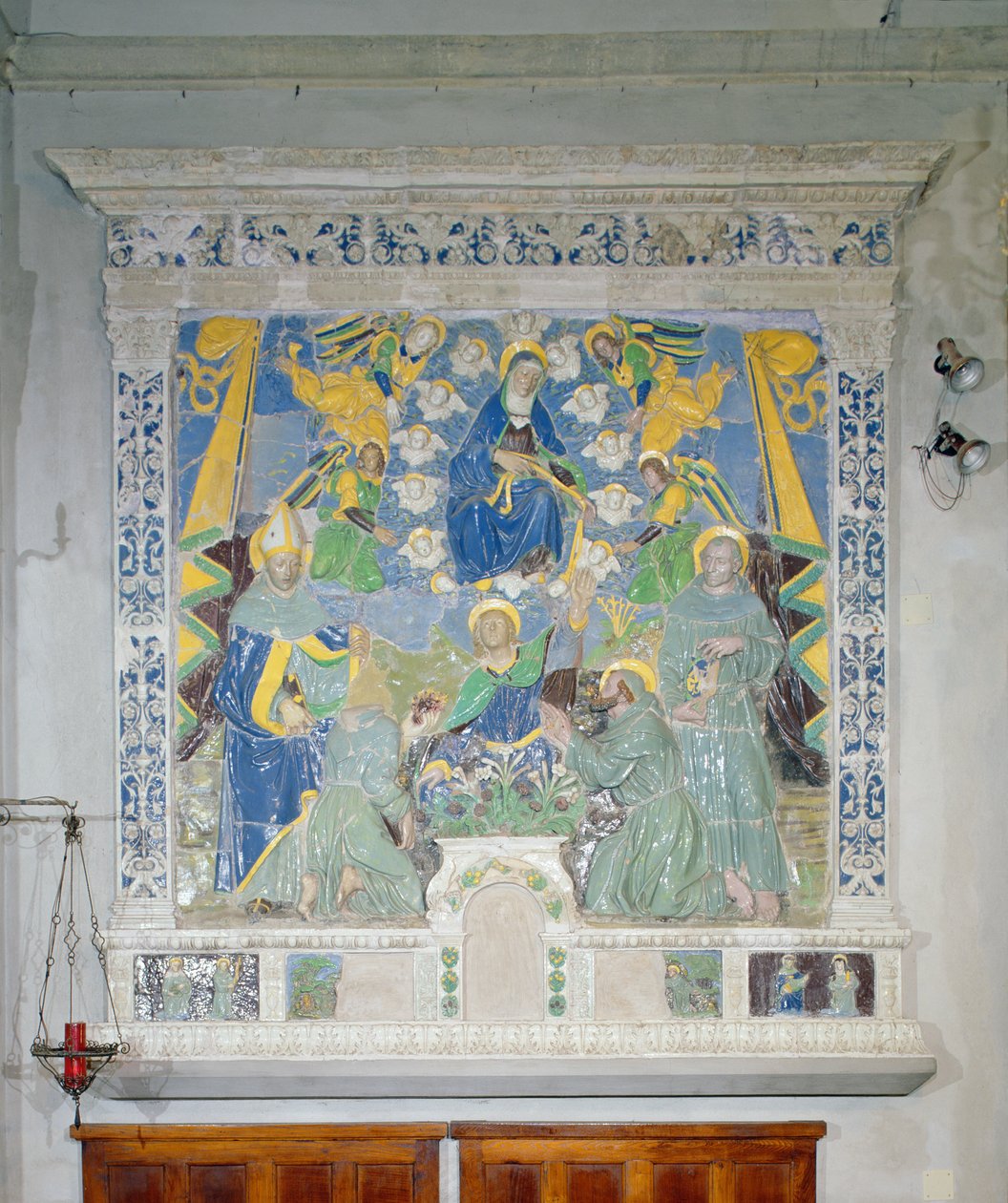 Kuşak Madonna, kabartma, 15. yüzyıl (kalay sırlı çanak çömlek) by Luca Della Robbia
