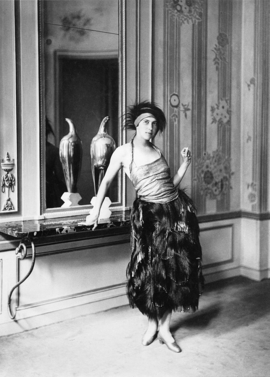 Madame Poiret bir elbise içinde Paul Poiret (1879-1944) 1919 (bw fotoğraf) by Delphi Studio
