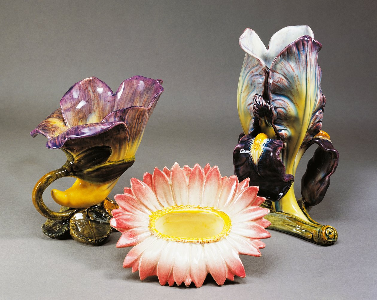 Convolvulus şekilli vazo, papatya şekilli önbellek ve iris şekilli vazo, yaklaşık 1900, Delphin Massier (1836-1907), Art Nouveau stili, barbotin seramik, Vallauris