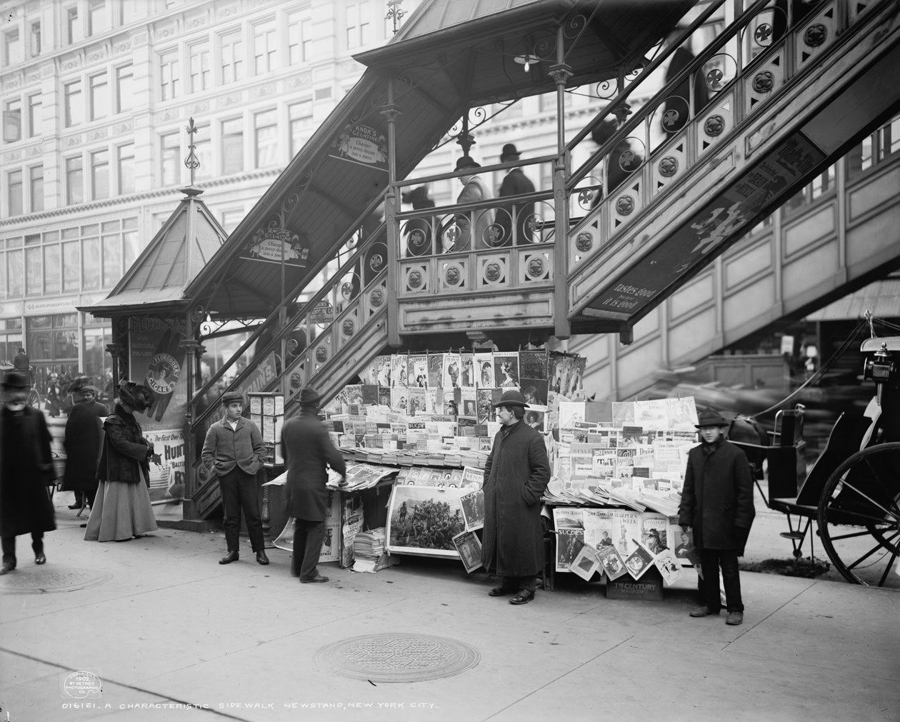 Karakteristik bir kaldırım gazete bayisi, New York City, c.1903 by Detroit Publishing Co.