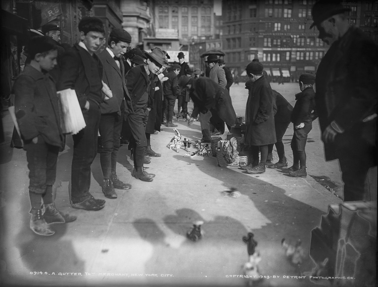 Bir oluk oyuncak tüccarı, New York, 1903 by Detroit Publishing Co.