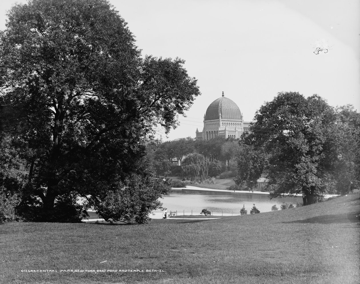 Central Park, New York, tekne göleti ve Temple Beth-El, c.1900 by Detroit Publishing Co.