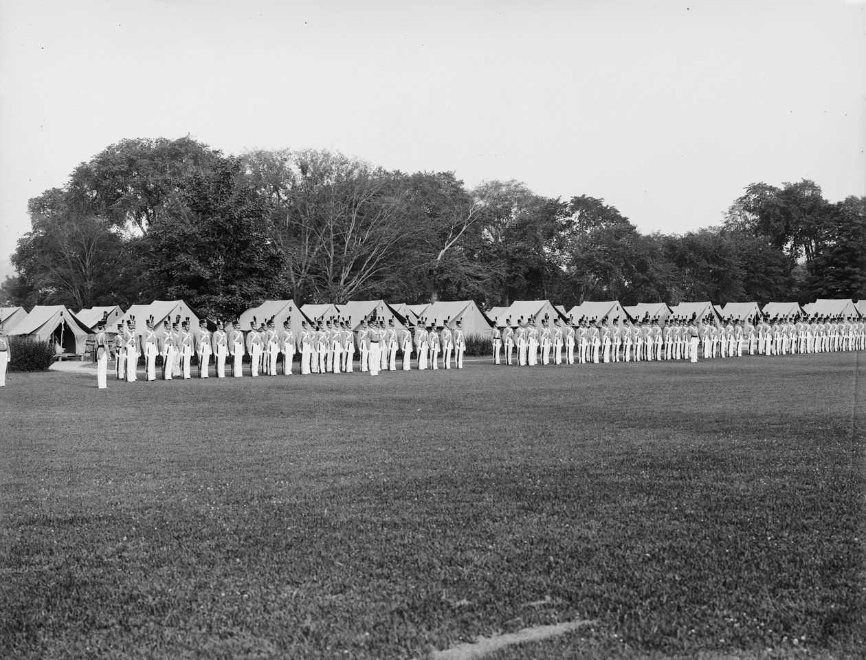 Kıyafet geçit töreni, gün batımı silahı ve renkleri, West Point, New York, c.1905 by Detroit Publishing Co.