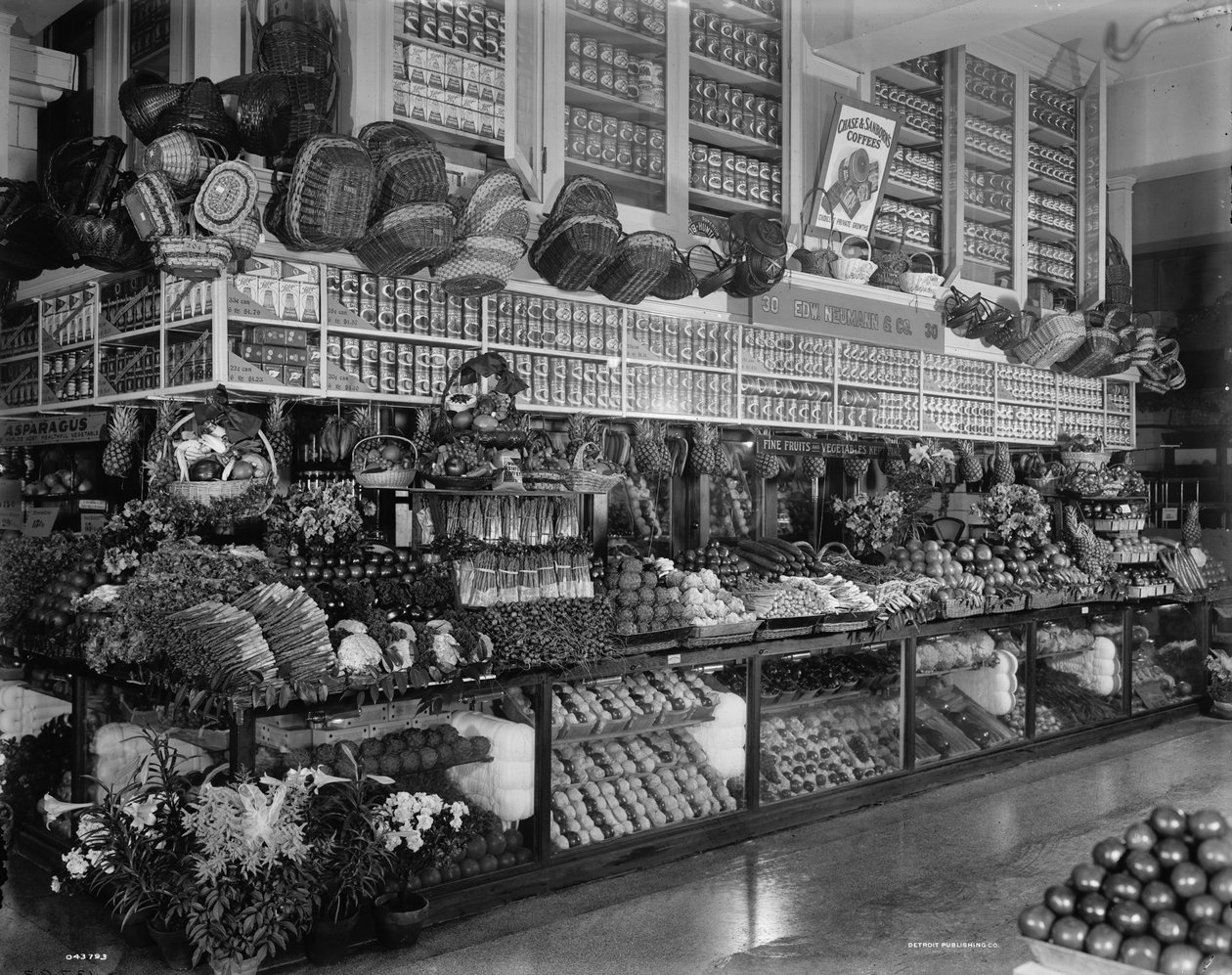 Ed. Neumann, Broadway Pazarı, Detroit, Michigan, c.1905-15 by Detroit Publishing Co.