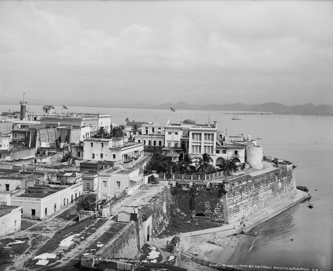 Vali Sarayı ve deniz duvarı, San Juan, Porto Riko, c.1903 by Detroit Publishing Co.