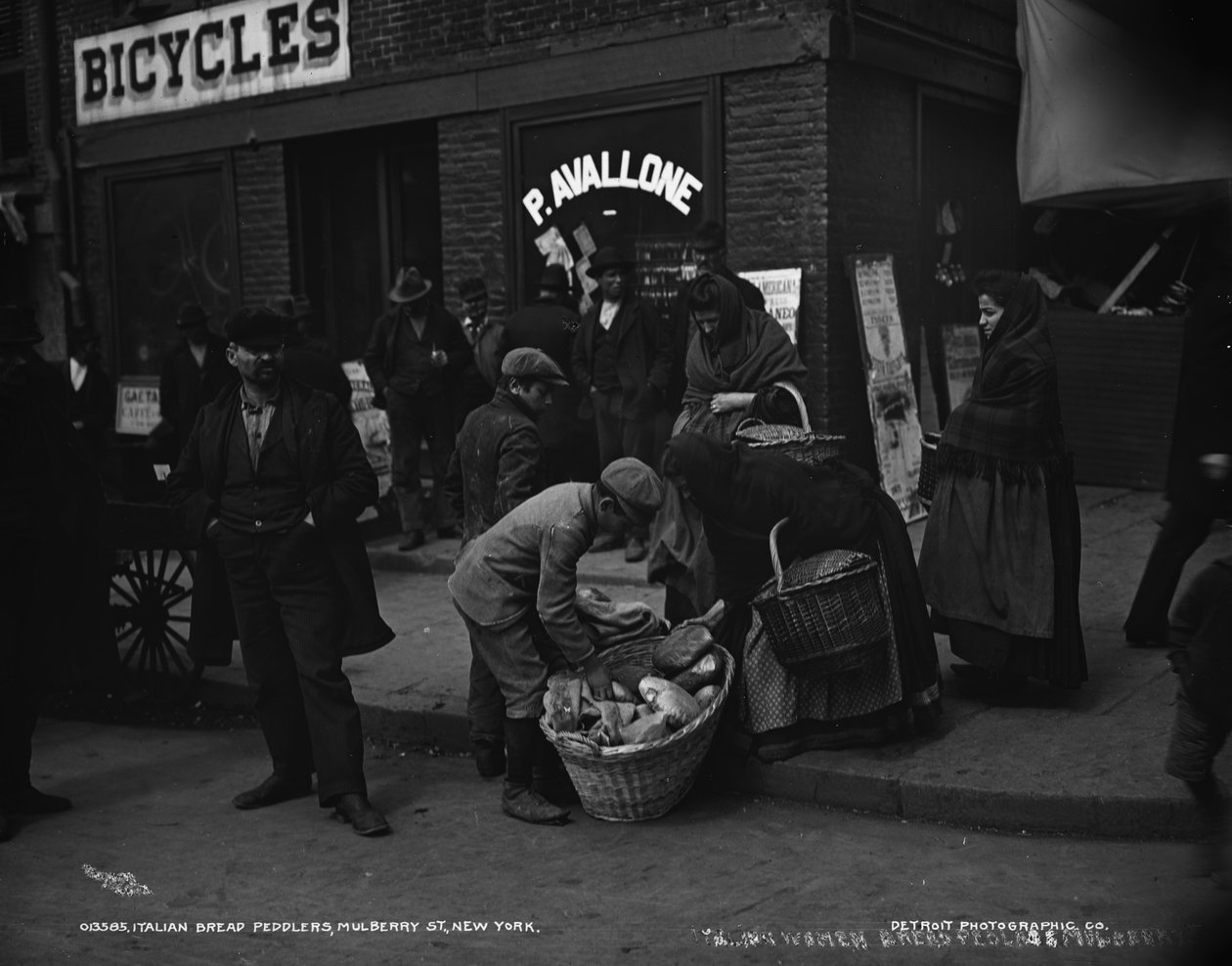 İtalyan ekmek satıcıları, Mulberry St., New York, 1900 dolayları by Detroit Publishing Co.