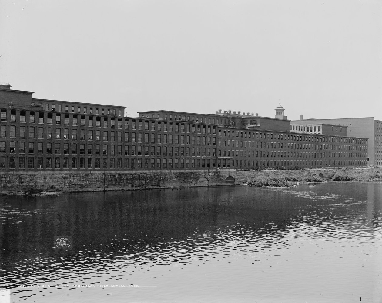 Urusyo ku ruzi rwa Merrimack, Lowell, Massachusetts, c.1908 by Detroit Publishing Co.