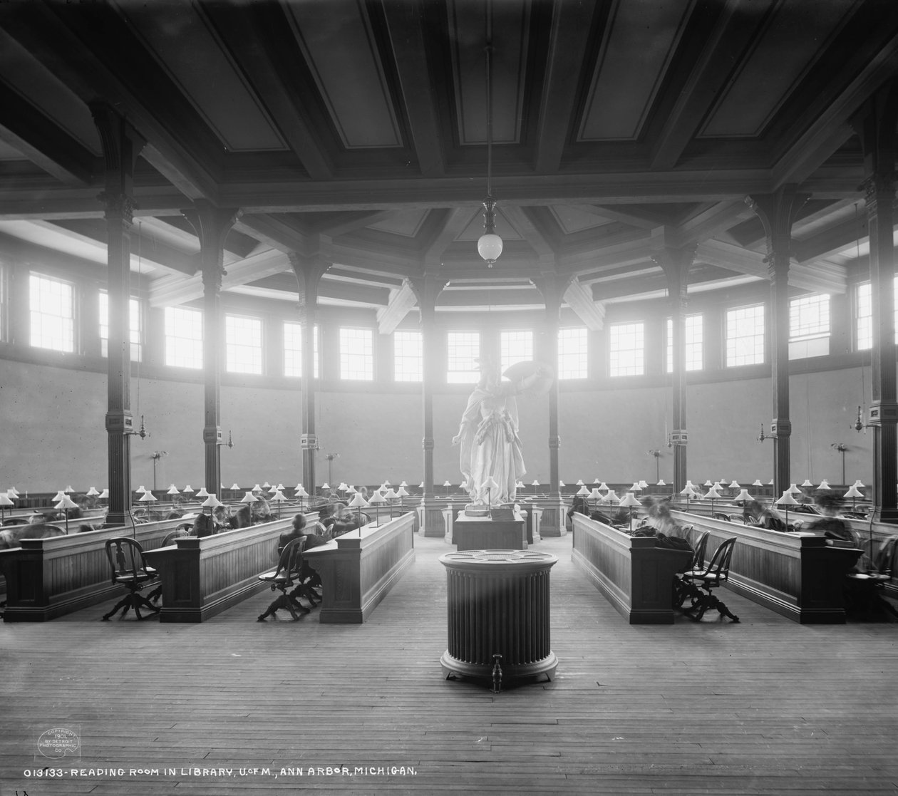 Kütüphanede okuma odası, Michigan Üniversitesi, Ann Arbor, Michigan, c.1901 by Detroit Publishing Co.