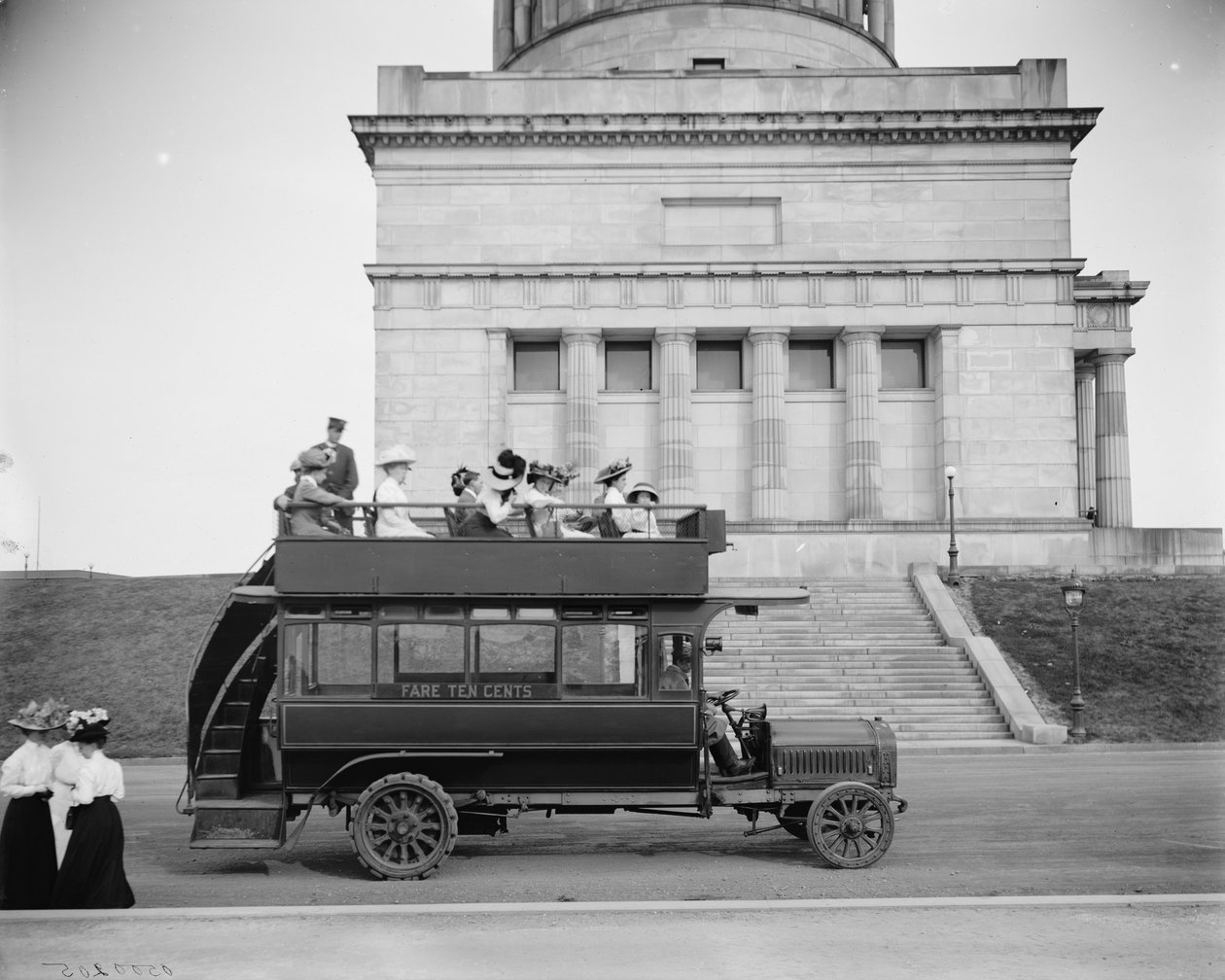 Lastik boyunlu otomobil, Riverside Drive, New York, NY, 1900 by Detroit Publishing Co.