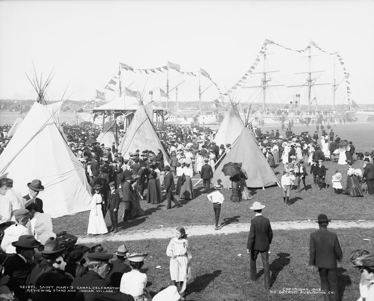 Aziz Mary Kanalı kutlaması, tribün ve Kızılderili köyünün gözden geçirilmesi, c.1905 by Detroit Publishing Co.